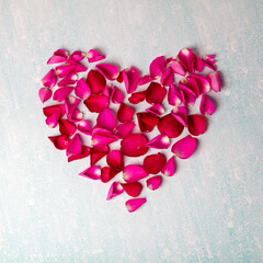 Obraz premium Heart made from fresh rose petals. Love concept ER
