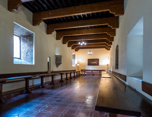 Austeridad en el comedor de los monjes de un monasterio