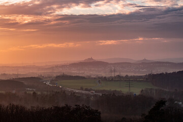 Blick auf die Burg Gleiberg und Vetzberg im Abendlicht