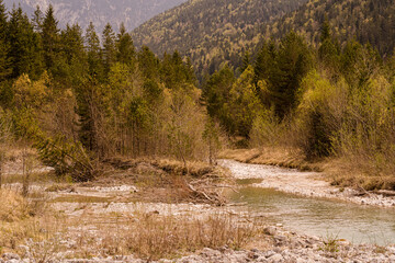 Flusslandschaft in den Bergen