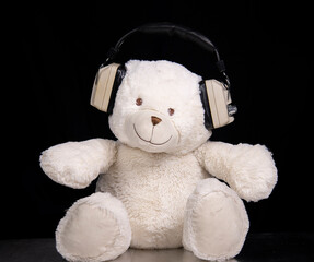 Teddy bear moving with headphones
