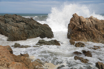Fale rozbijające się o skały © EwaAF