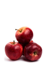 Fototapeta na wymiar Delicious red apples isolated on white background