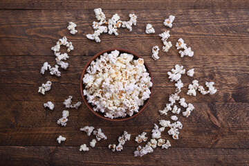 Obraz na płótnie Canvas Popcorn in bowl on a red background. Close up. Top view