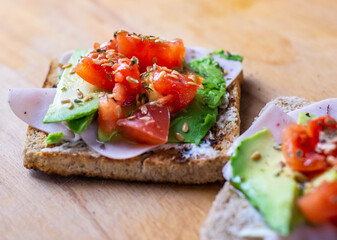 Menu saludable de tostadas con pavo, aguacate, tomate cherry y queso