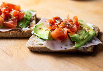 Menu saludable de tostadas con pavo, aguacate, tomate cherry y queso