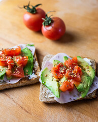 Menu saludable de tostadas con pavo, aguacate, tomate cherry y queso