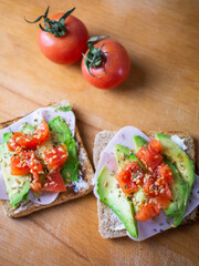 Menu saludable de tostadas con pavo, aguacate, tomate cherry y queso