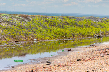 Lixo despejado em loca público