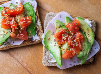 Menu saludable de tostadas con pavo, aguacate, tomate cherry y queso