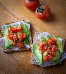 Menu saludable de tostadas con pavo, aguacate, tomate cherry y queso