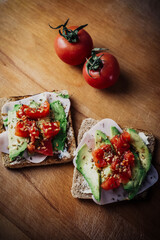 Menu saludable de tostadas con pavo, aguacate, tomate cherry y queso
