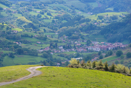 Vista de Leiza, pueblo de Navarra (Espa&ntilde;a).