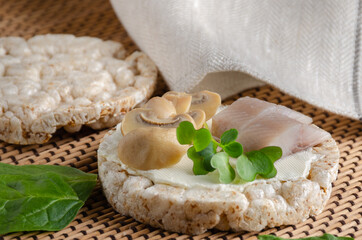 Diet popped wheat cakes with herring, champignons and greens.