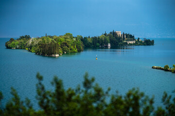 Fototapeta na wymiar Blick auf die Isola del Garda