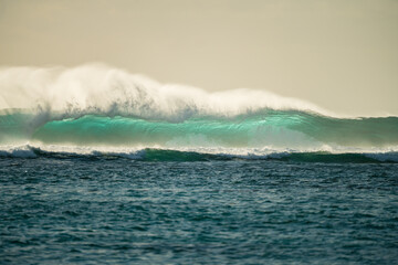 Hohl brechende One-Eye Welle auf Mauritius von ca. 10m Höhe im Gegenlicht
