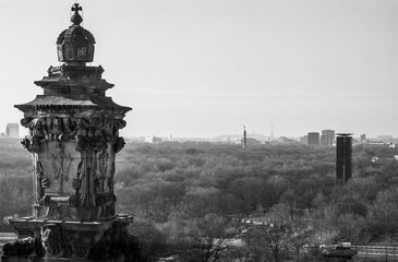 Vista desde la azotea del edificio Reichstag, donde se ve una de sus torres delanteras, y al fondo...