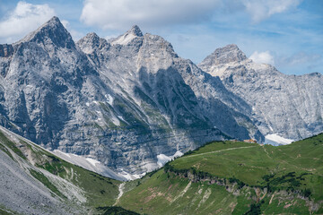 Alpenwanderung im Karwendel mit Blick auf die Falkenh&uuml;tte