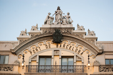 Fachada superior del Edificio del Puerto de Barcelona, España