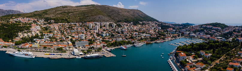Fototapeta na wymiar Blick auf die Stadt Dubrovnik und Hafen / Kreuzfahrtanleger