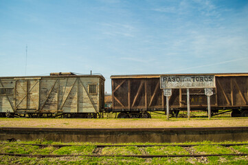 Fototapeta na wymiar Vagones de tren detenidos hace años en la estación de Paso de los Toros, Uruguay