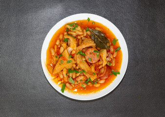 Dobradinha is a typical recipe from the interior of Brazil with ox tripe, white beans and spices. On the round plate top view