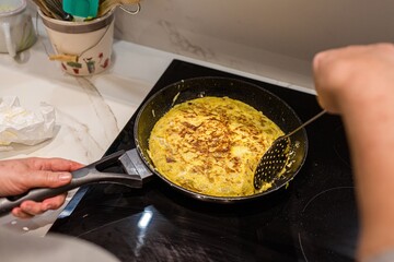 Cooking and shaping a potato omelet