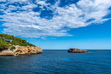Fototapeta na wymiar Sommer Urlaub Mallorca Meerblick mit blauen Himmel und Sonnenschein 