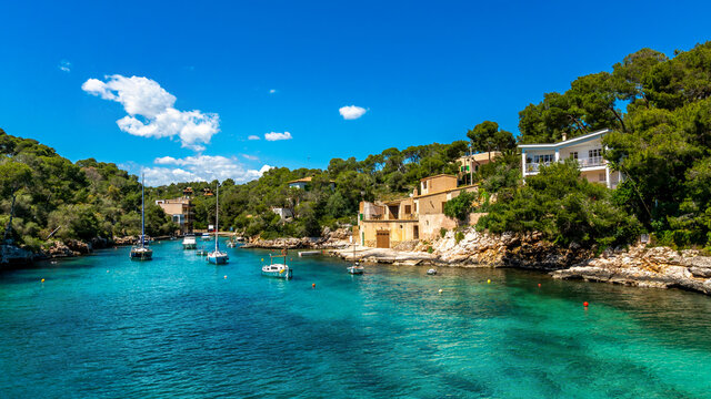  Sommer Urlaub Cala Figuera mit blauen Himmel und Sonnenschein 
