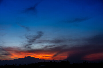 Paisaje de amanecer con montañas