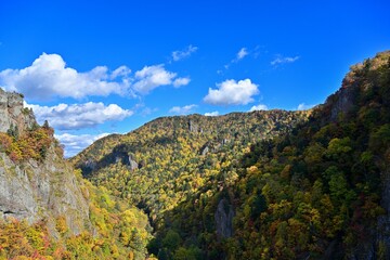 青空バックにちょうど見頃の豊平峡の紅葉情景＠北海道