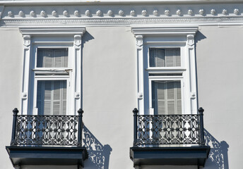 The street front of an old town house built in Charleston, South Carolina