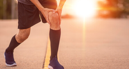 Runner knee pain tendon, Man running Patella pain