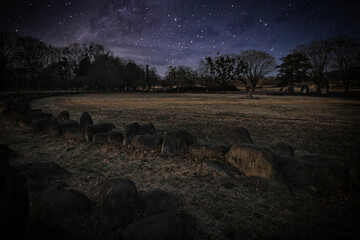 冬の星明りの下の大室古墳群・住居跡