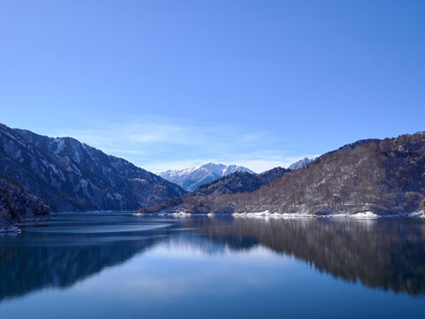 黒部ダムから望む黒部湖と赤牛岳 富山県 © Nagawa