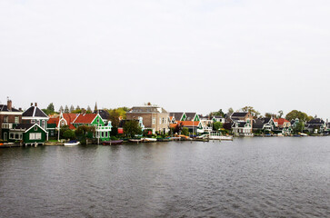 Fototapeta premium オランダ ザーンセ・スカンス ザーン川岸の夕景