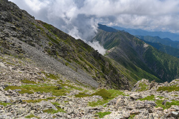 北岳山頂付近から見た間ノ岳に続く稜線