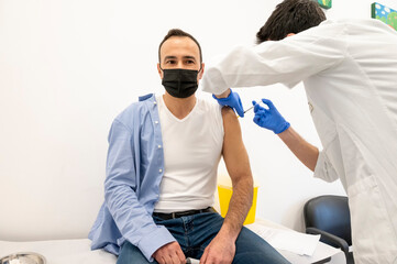 Dottore durante la vaccinazione per la pandemia del covid-19