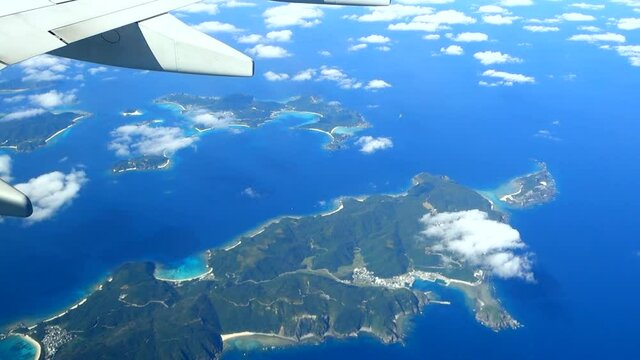 沖縄県慶良間諸島の機窓からの眺め
