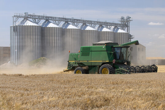 Moisson orge, coop&eacute;rative avec cellules de stockage