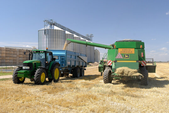 Moisson orge, coop&eacute;rative avec cellules de stockage