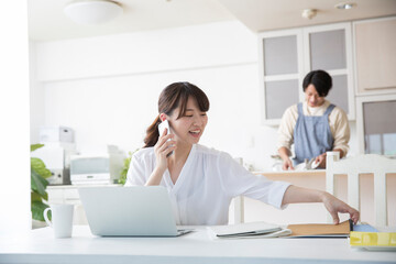 Obraz premium リモートワーク 女性 夫婦 テレワーク