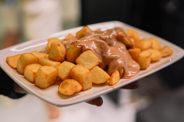 Racion de patatas bravas españolas con salsa picante