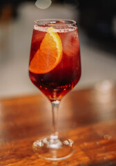 Copa de sangría con rodajas de naranja