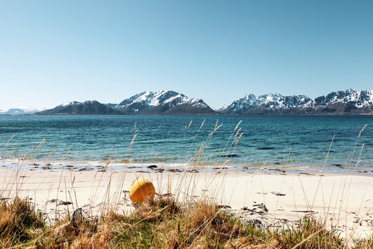 Einsamer Strand auf den Vesterålen in Norwegen