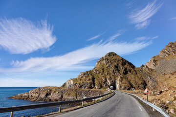 Küstenstraße auf Andøya in Norwegen lädt ein zum Cruisen - 420023975