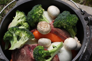 ダッチオーブンで作るキャンプ飯