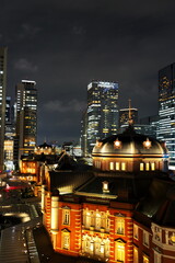 Fototapeta na wymiar 夜の街明かりに浮かぶ東京駅