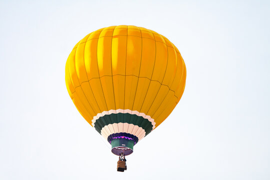 Montgolfi&egrave;re en vol sous ciel blanc sans nuage	