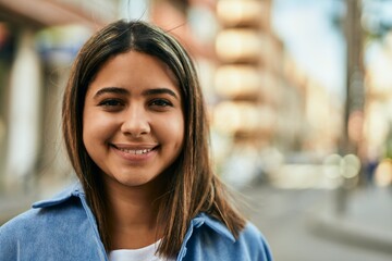 Obraz premium Young latin girl smiling happy standing at the city.